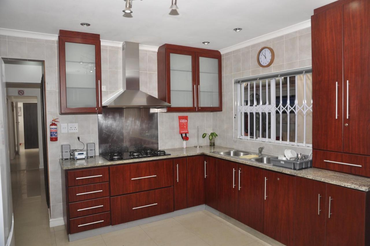 Surrey B&B เคปทาวน์ ภายนอก รูปภาพ